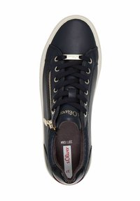 Marine leren sneaker met ronde neus, gestructureerd zijpaneel, gouden ritsaccent en vetersluiting. Zachte schuimzool en witte rubberen zool.