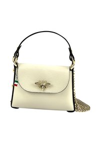 Petit sac à main en cuir ivoire avec un bord noir, présentant un emblème en forme d'abeille dorée, une bandoulière en chaîne et une étiquette tricolore.