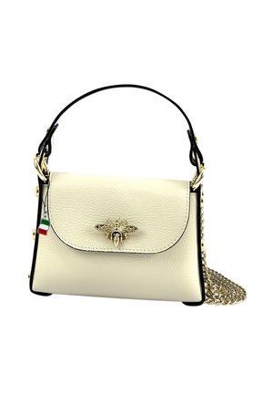 Kleine handtas aus elfenbeinfarbenem Leder mit schwarzem Rand, mit einem goldenen Bienenemblem, einer Kettenriemen und einem dreifarbigen Anhänger.