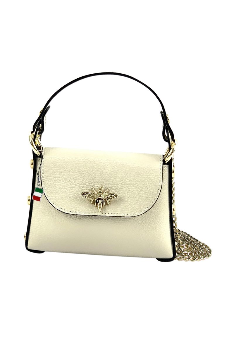 Petit sac à main en cuir ivoire avec un bord noir, présentant un emblème en forme d'abeille dorée, une bandoulière en chaîne et une étiquette tricolore.