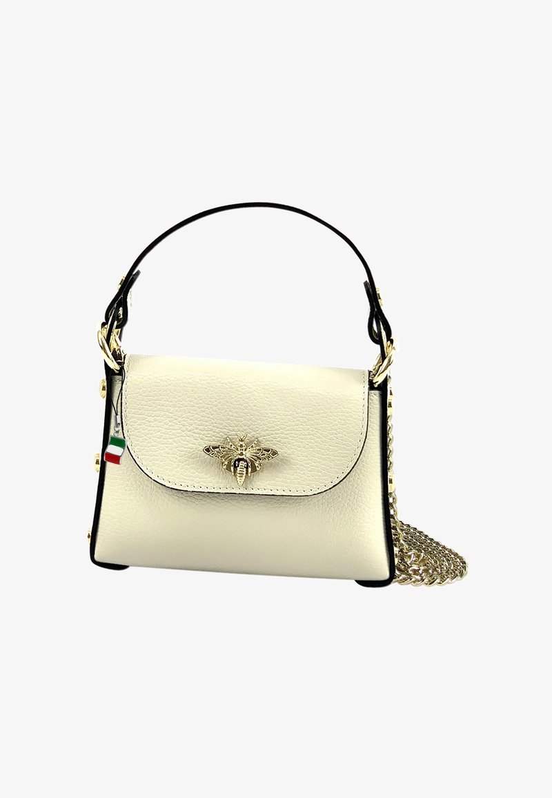 Petit sac à main en cuir ivoire avec un bord noir, présentant un emblème en forme d'abeille dorée, une bandoulière en chaîne et une étiquette tricolore.