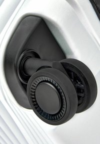 Manija de manivela de ventana manual de color negro, fijada al panel interior de una puerta de coche plateada, utilizada para subir o bajar las ventanas.