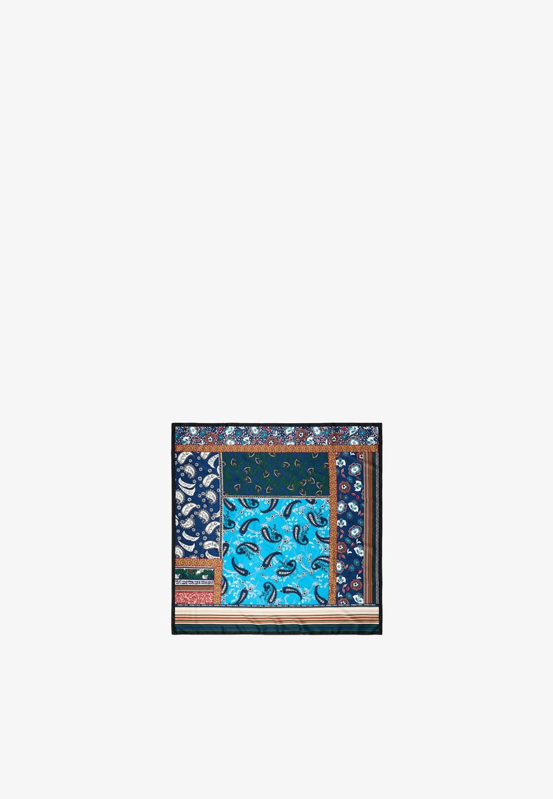 Bufanda de seda multicolor con patrones de paisley y flores en azul, verde y azul marino, con un borde y diversas texturas de tela.