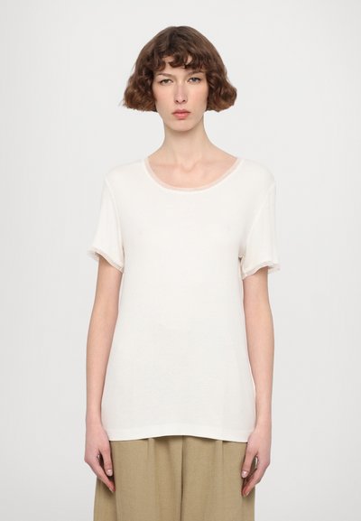 T-shirt blanc à manches courtes avec un col rond, fabriqué en matériau léger, avec des manches retroussées et une coupe décontractée.