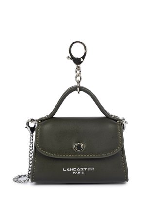 Petit sac à main Lancaster Paris en cuir vert foncé avec poignée supérieure, fermeture pression argentée, et mousqueton homard argenté pour porte-clés.