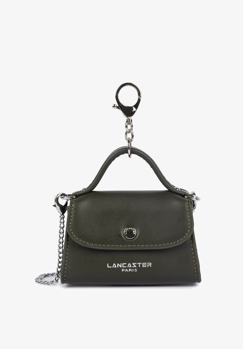 Petit sac à main Lancaster Paris en cuir vert foncé avec poignée supérieure, fermeture pression argentée, et mousqueton homard argenté pour porte-clés.