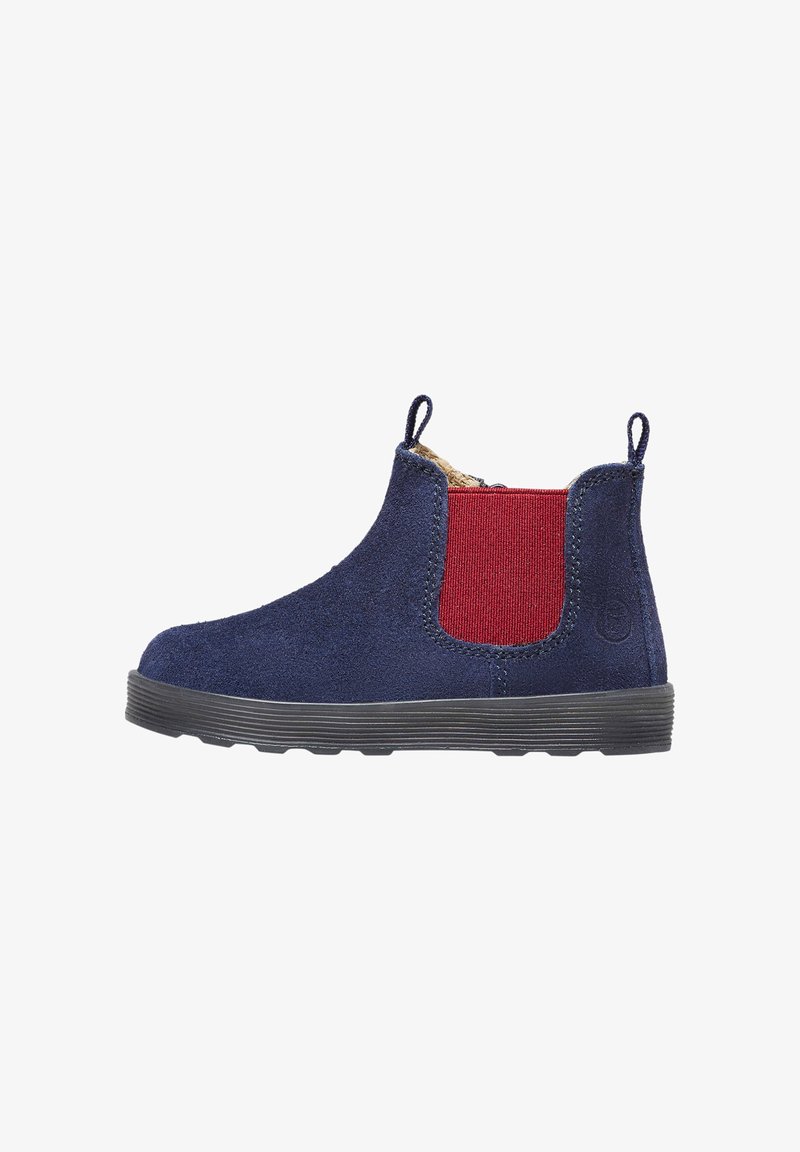 Granatowe zamszowe botki chelsea z czerwonym elastycznym panelem bocznym, teksturowanym wierzchem, uchwytami oraz czarną gumową podeszwą. Klasyczny krój sięgający kostki.