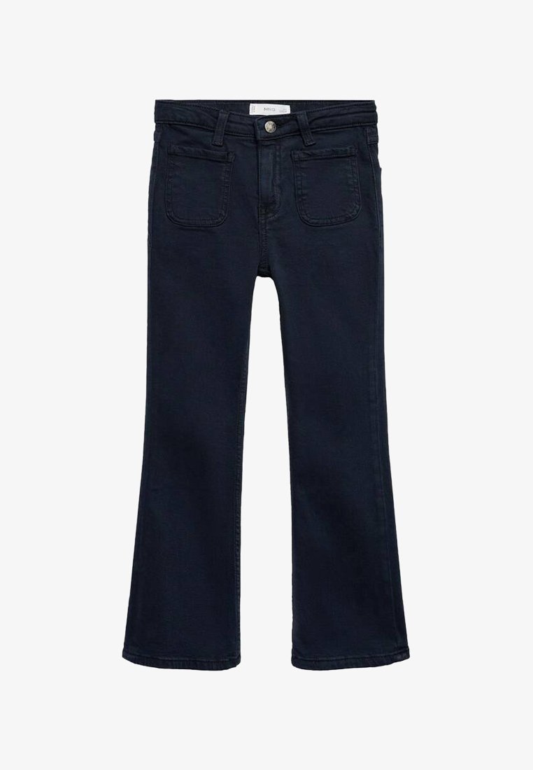 Tamno plave traperice širokog kroja s srednje visokim strukom, dva prednja džepa i zatvaranjem na dugme. Meki traper tkanina s minimalnim detaljima šiva.