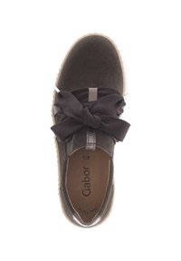 Dunkelgraue Veloursneaker mit einer großen Stoffschleife an der Vorderseite, Gummisohle und dezentem Branding innen. Abgerundete Form und strukturierte Oberseite.