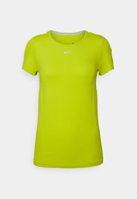 Camiseta deportiva de manga corta color verde lima brillante, elaborada con material ligero, con cuello redondo y logo de Nike en blanco en el pecho.