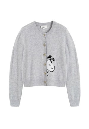 Grijze gebreide cardigan met lange mouwen, vijfknops voorzijde, met een zwarte Snoopy afbeelding aan de linkerkant. Zachte textuur.