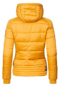 Doudoune jaune avec capuche, présentant des sections matelassées horizontales, des poignets côtelés et un discret logo sur le côté inférieur.