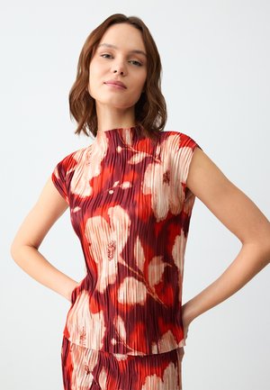 Rode en beige geplooide top met een hoge halslijn en kapmouwen, voorzien van een bloemendessin met abstracte vormen. Gladde textuur, aansluitend ontwerp.