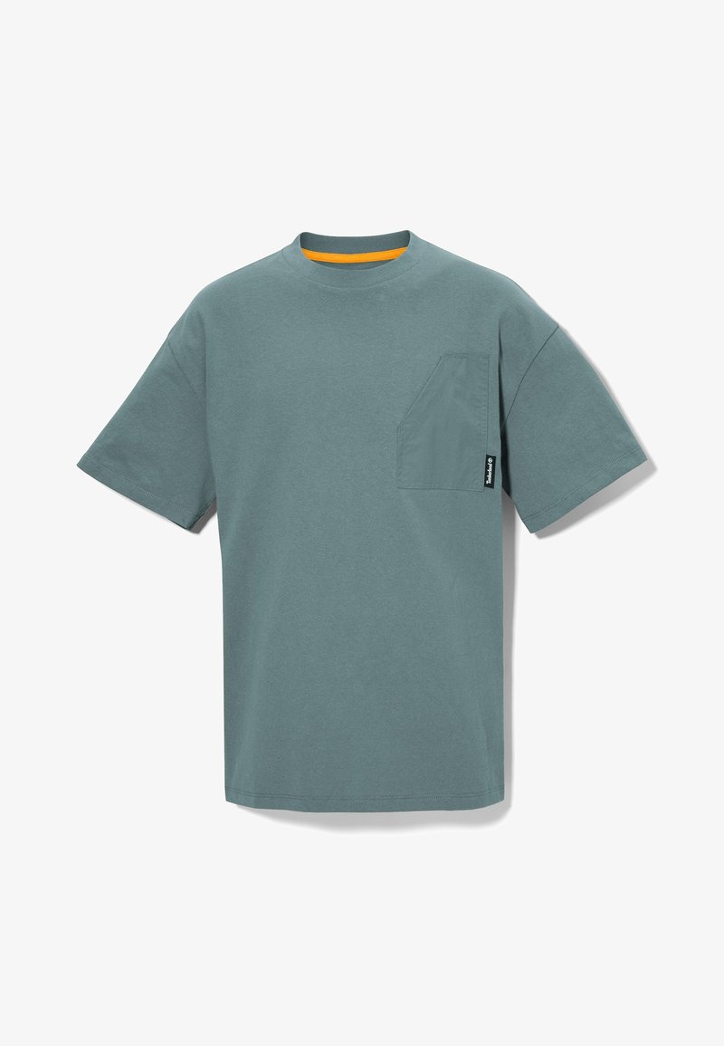 T-shirt à manches courtes bleu sarcelle col rond avec une poche poitrine angulaire et un liseré orange contrastant à l'intérieur du col.