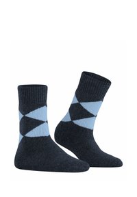 Calze a coste di colore blu scuro con un motivo geometrico a diamante in blu chiaro e bianco, caratterizzate da un design a lunghezza media e un tessuto strutturato.