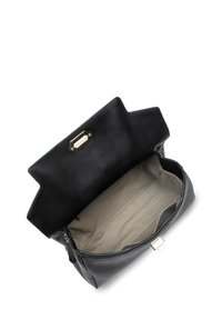 Sac à main en cuir noir à la forme structurée, intérieur doublé de tissu beige, avec des détails en métal doré et une poche zippée.