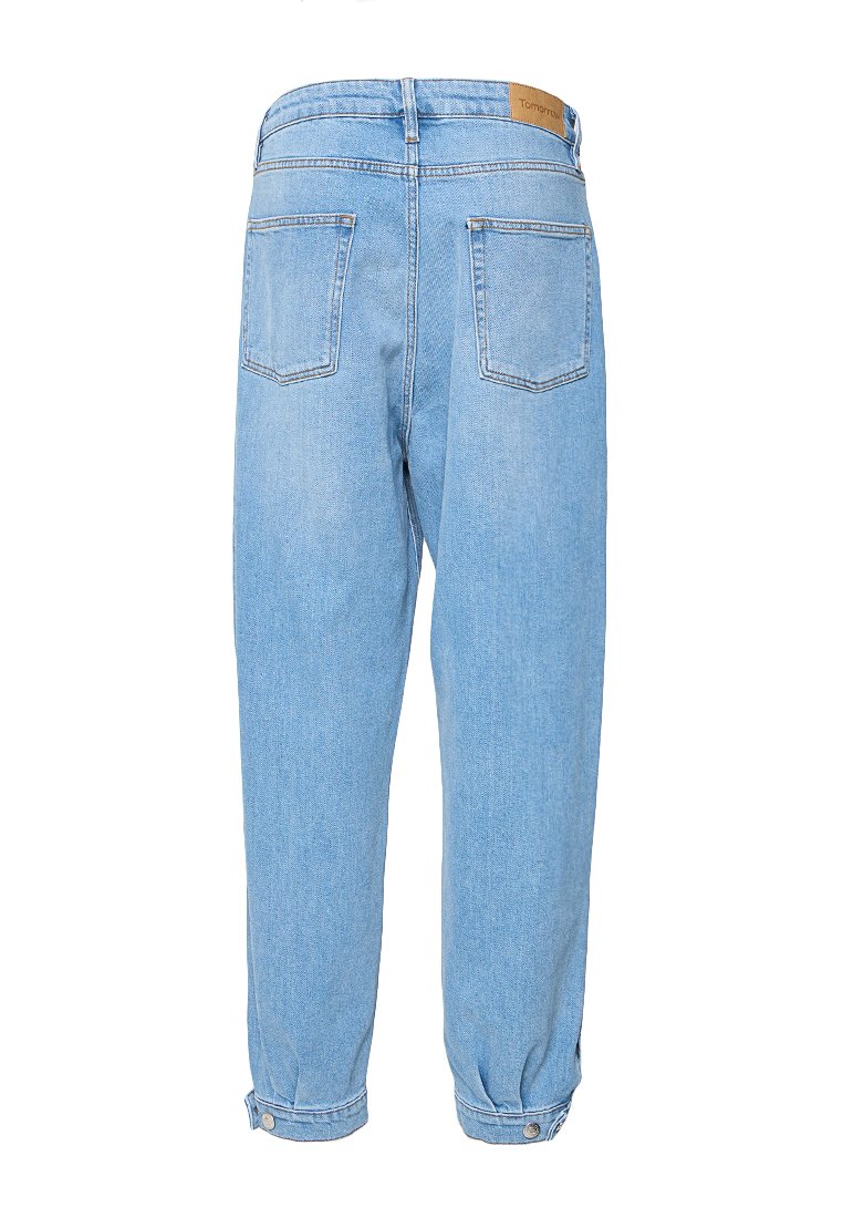 Lichtblauwe denim jeans met een relaxte pasvorm, taps toelopende pijpen, elastische boorden en twee achterzakken. Voorzien van een tan label op de tailleband.