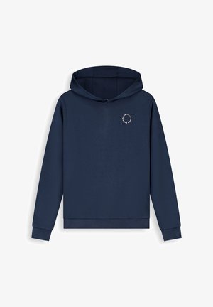 Marineblauer Kapuzenpullover mit langen Ärmeln und kleinem rundem Textlogo auf der oberen linken Brust.