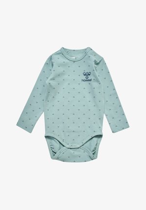 Lys blå langærmet babyswear lavet af blødt stof, med et bi-mønster og et logo på brystet, samt trykknaplukninger på bunden.