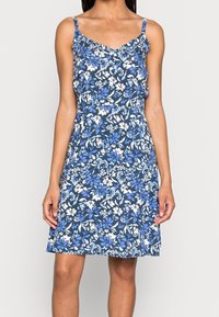 Blumenmusterkleid mit blauen und weißen Mustern, dünnen Trägern, tailliertem Oberteil und ausgestelltem Rock. Hergestellt aus leichtem Material.