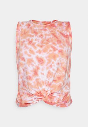 Ärmelloses Top aus weichem Stoff, mit einem orange-pinken Batikmuster, das ein verdrehtes Knotendetail am Saum und einen runden Halsausschnitt aufweist.