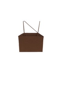 Borsa tote in tessuto marrone con forma rettangolare, due bande sottili e apertura in alto. La texture sembra liscia e il design è minimalista.