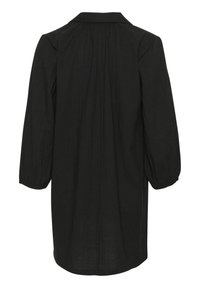 Robe noire à manches longues avec col, plis au dos et poignets élastiqués. Fabriquée en tissu léger avec une finition texturée.