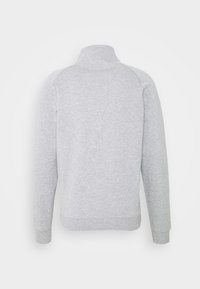 Sudadera gris con cuello alto, mangas largas y puños y bajo acanalados. Confeccionada en una suave mezcla de algodón, presenta una textura lisa.