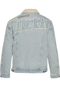 Světle modrá džínová bunda s béžovým šerpa límcem. Obsahuje vyšívané velké písmena "KARL KANI" a efekty opotřebení. Manžety na knoflíky.