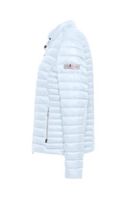 Biała kurtka ocieplana o dopasowanym kroju, z wysokim kołnierzem, zamkiem błyskawicznym z przodu oraz małą naszywką z logo na lewym ramieniu.