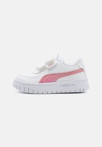 Hvit atletisk sko med rosa accenter, med en glatt overdel, to borrelåsremmer og en tykk, teksturert såle. PUMA-logo bak.