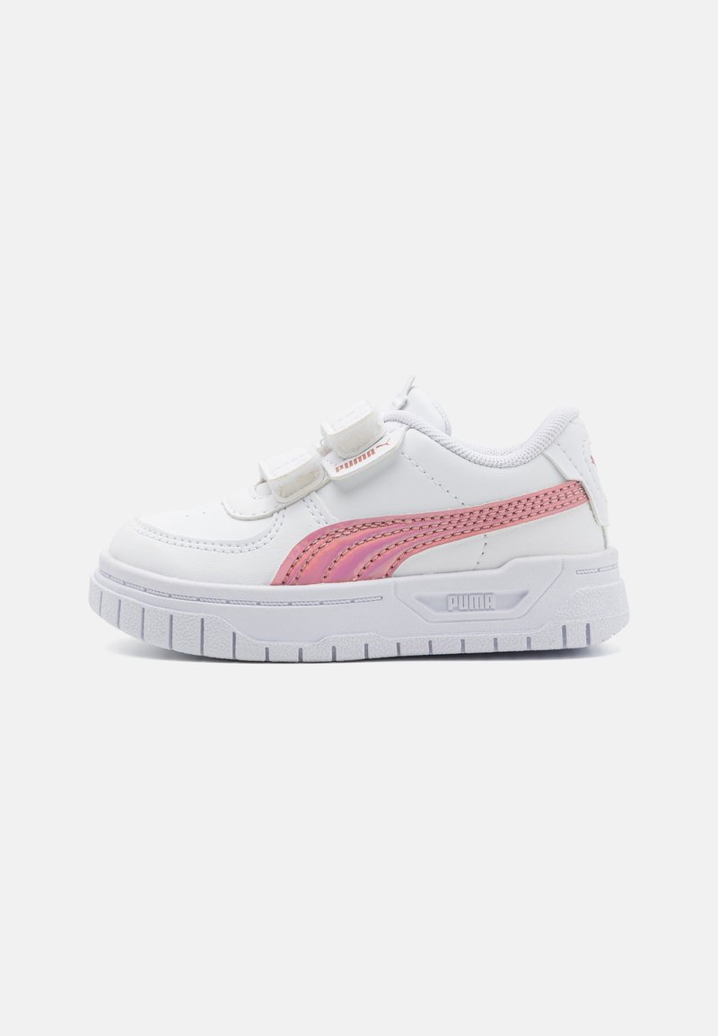 Hvit atletisk sko med rosa accenter, med en glatt overdel, to borrelåsremmer og en tykk, teksturert såle. PUMA-logo bak.