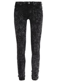 Černé džínové skinny kalhoty s vybledlým, texturovaným vzorem. Mají zipový přední díl, zapínání na knoflík a design s pěti kapsami.