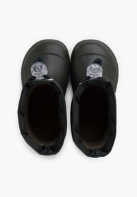 Une paire de bottes vert foncé avec un matériau extérieur lisse, une doublure en tissu et un cordon en plastique transparent. Présente une forme ronde et une semelle texturée.