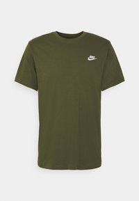 Camiseta de algodón verde olivo con cuello redondo y mangas cortas. Presenta un pequeño logo blanco de Nike en la parte superior del pecho izquierdo.