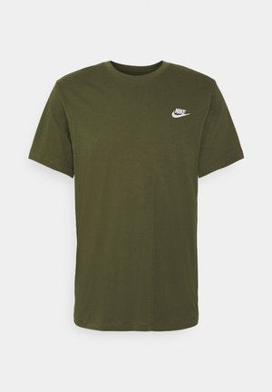 Olivegrünes Baumwoll-T-Shirt mit Rundhalsausschnitt und kurzen Ärmeln. Mit einem kleinen weißen Nike-Logo auf der oberen linken Brust.