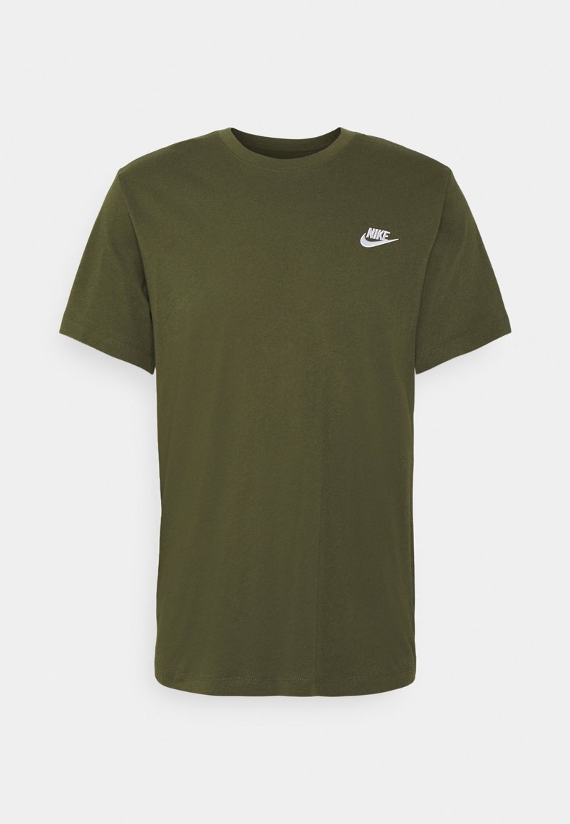 Camiseta de algodón verde olivo con cuello redondo y mangas cortas. Presenta un pequeño logo blanco de Nike en la parte superior del pecho izquierdo.
