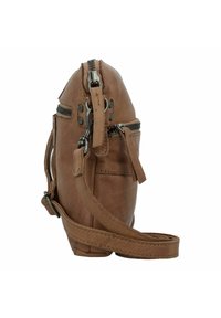 Borsa in pelle marrone con forma arrotondata, dotata di più scomparti con cerniera, dettagli in metallo e una tracolla regolabile.