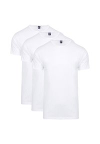 Drie witte crewneck T-shirts van katoen. Korte mouwen, eenvoudig ontwerp zonder patronen of accenten, met een klein label bij de kraag.