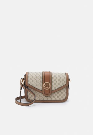 Borsa a tracolla rettangolare beige con motivo, rifiniture in pelle marrone, chiusura dorata con logo circolare e tracolla regolabile su sfondo bianco.
