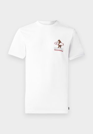 Witte t-shirt met korte mouwen en een ronde halslijn, voorzien van een bruine beerafbeelding op de linkerkant van de borst, naast de tekst "RIPCURL CALIFORNIA."