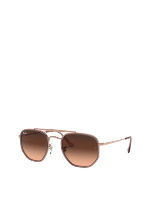 Occhiali da sole con forma esagonale, montatura in metallo color oro rosa e lenti marroni sfumate. Presentano un branding discreto e aste sottili.