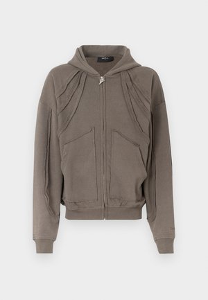 Sudadera con capucha y cremallera en marrón apagado, con detalles de costura texturizada, dos bolsillos frontales y puños y dobladillo de canalé.