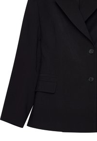 Zwarte op maat gemaakte blazer met een gekartelde revers, een enkele knoopsluiting aan de voorkant, twee knopen en een zijzak. Soepele textuur, gestructureerde pasvorm.