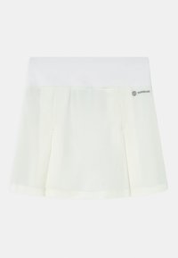 Falda blanca con una cintura ajustada y pliegues. Fabricada en un material ligero con un brillo sutil. Incluye la marca "AEROREADY" en el costado.