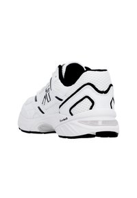 Baskets blanches avec une tige en mesh, accents noirs, semelle rembourrée et un branding 'foamtech' au niveau du talon pour un soutien supplémentaire.