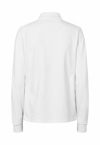 Vienkārša balta garām piedurknēm krekls ar apkakli, redzams no mugurpuses baltā fonā.