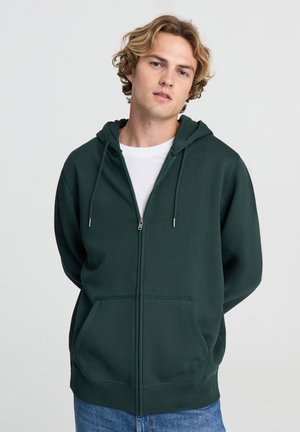 Felpa cappuccio zip nera con tasche frontali e cordini regolabili; realizzata in tessuto morbido con una superficie liscia.