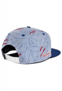 Gorra snapback con visera azul y corona blanca con un patrón de líneas rojas y azules. Correa ajustable en la parte trasera.