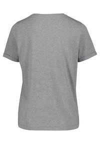 Camiseta de manga corta gris claro, sin estampados, con los puños enrollados, vista desde la parte de atrás sobre un fondo blanco.